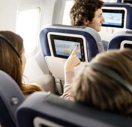 Condor-Passagiere: Sie packen in ihren Koffer ... gar nichts. Aufgabegepäck ist bei Economy Light nicht inbegriffen.