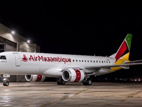 Embraer E190 mit Schriftzug Air Mozambique: neuer Name für LAM.