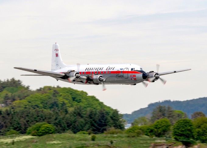 In Bergen stellte sich die DC-6 mit einem Tiefanflug vor.