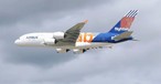 Der Airbus A380 im Flightlab-Design beim tiefen Überflug: Ein Triebwerk wird ausgetauscht werden.