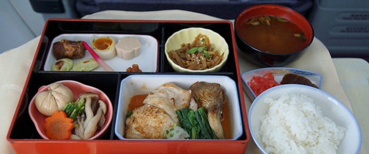 Eine so gesunde Bento-Box kommt sicher auf den ausklappbaren Tisch einer japanischen Airline, oder?