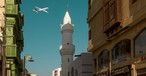 Ein Eurowings-Flugzeug über der Altstadt von Jeddah: Die Airline fliegt im Winter ab Stuttgart neu in die saudische Hafenstadt.