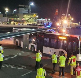 Der Bus fuhr unter der Tragfläche hindurch ...