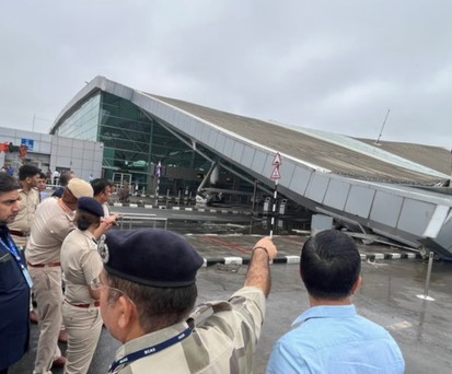 Unwetter lässt Dach am Flughafen Delhi einstürzen