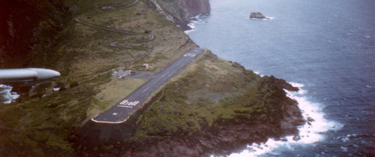 Platz 10: Der Juancho E. Yrausquin Airport, Saba, Niederländische Antillen wurde auf die Klippen gebaut und ist so kurz, dass die Landung selbst mit einer Cessna eine echte Herausforderung ist.