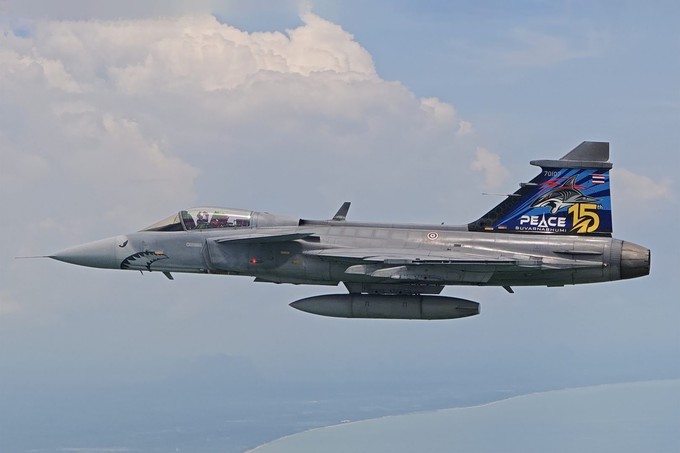 Königin und Kampfjet in der Luft.