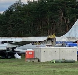 Die historische Boeing 707 auf dem Gelände des ehemaligen Flughafens Berlin-Tegel. Auf diesem Bild besteht sie noch aus einem Teil.