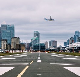 Airbus A320 Neo und der Flughafen London City (Montage): Werden Landungen ab 2027 erlaubt, oder nicht?