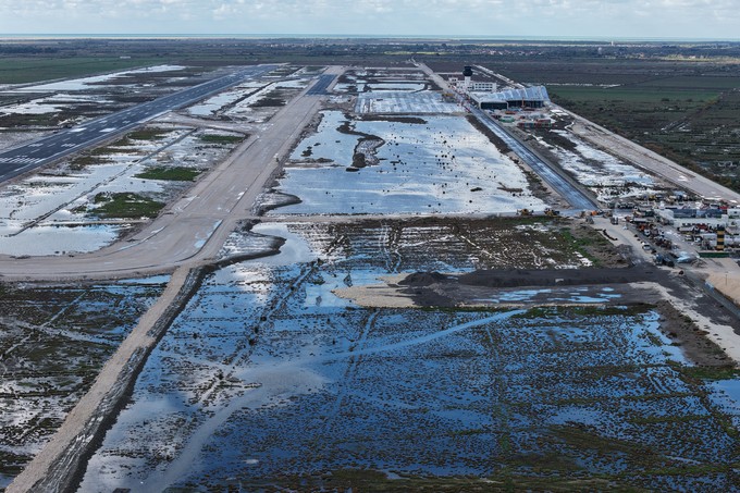 Der überflutete Flughafen Vlora: Heikle Lage.