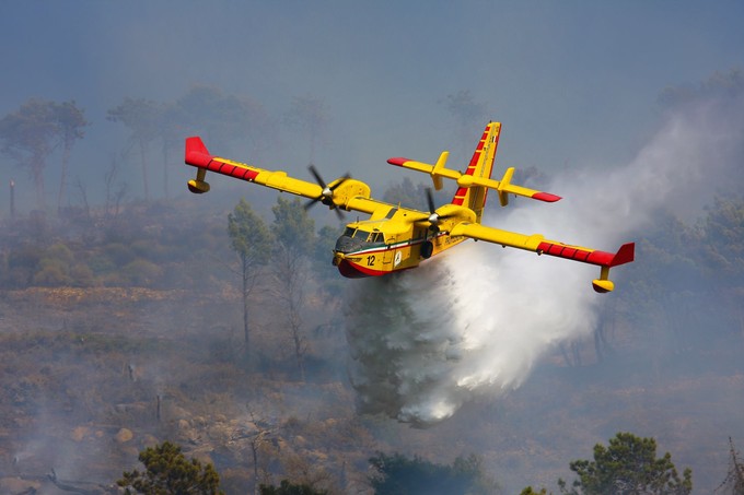 Die kanadische Viking Air - Teil der neu geformten De Havilland Canada - hat einen ersten Käufer für das neue Löschflugzeug CL-515 gefunden. Indonesien Verteidigungsministerium kauft sechs Exemplare. Zudem baut das Unternehmen für den Kunden eine CL-215 in eine CL-415 EAF um.