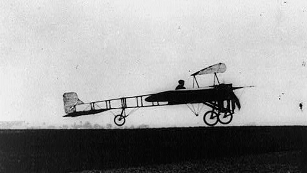 Erstmals überhaupt flog am 30. April 1913 ein Flugzeug auf die Kanarischen Inseln. Pilot Léonce Garnier begeisterte mit seiner Blériot XI die Bevölkerung von Gran Canaria mit seinen Künsten.