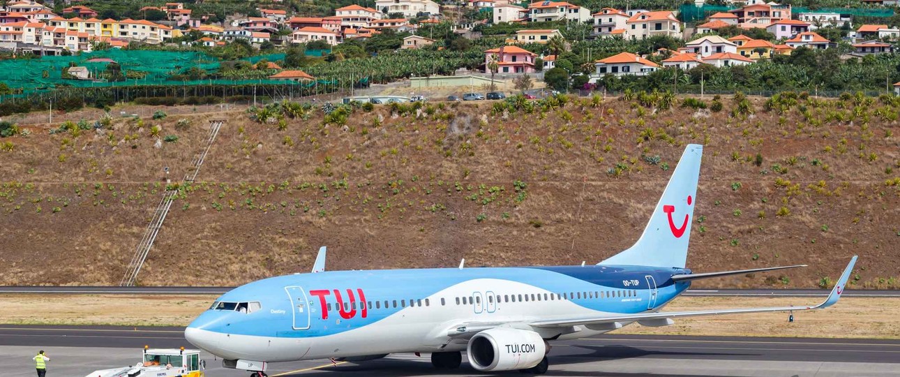 Eine Boeing 737-800 von Tui am Flughafen von Madeira: 2019 mussten 900 Flüge aufgrund des Wetters umgeleitet werden.