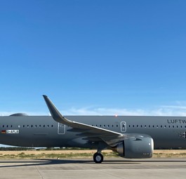 ... die Luftwaffe bereits das Schwesterflugzeug 15+10 übernommen.