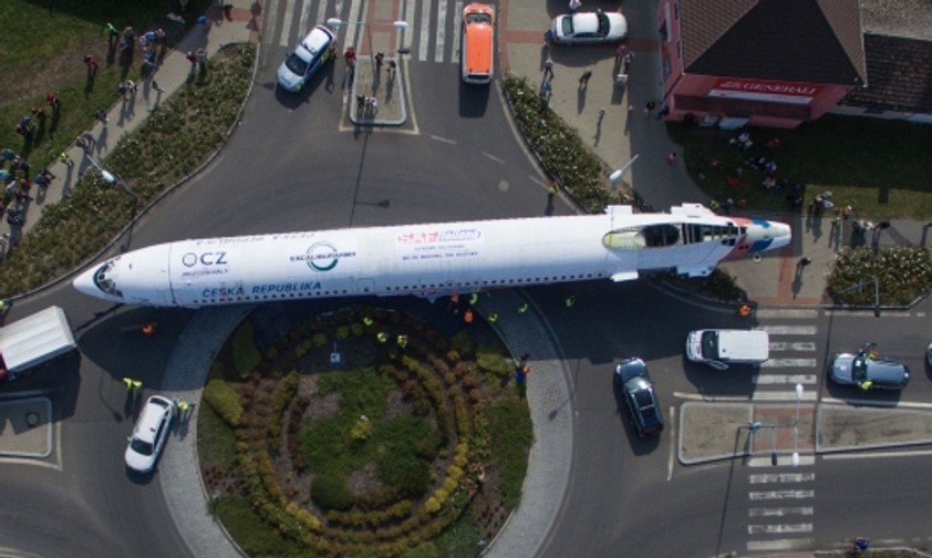 Auf dem Weg ins Museum: Die Tu-154 ist fast zu groß für die Straße.
