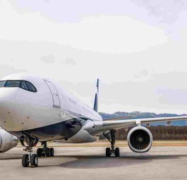 Der Airbus A330 ACJ von außen. Das Flugzeug hat die Kennung P4-MLO.
