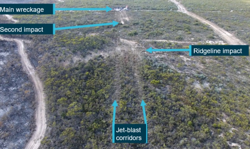 Der Unfallort: Die Boeing 737 hat deutliche Spuren hinterlassen.