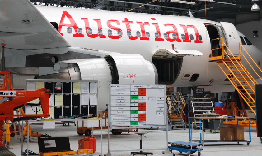 Austrian-Airlines-Jet bei der Wartung (hier in Bratislava): 13 Flieger gehen nach Prag.