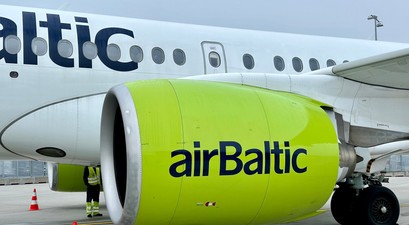 Airbus A220 von Air Baltic: Die hohen Kerosinpreise machen der Airline Sorgen.