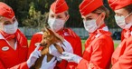 Flugbegleiterinnen von Aeroflot: So freundlich wie mit dem Hund gehen die Angestellten mit Maskenverweigerern nicht um.