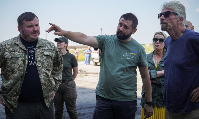 Der ukrainische Unternehmer und Politiker David Arakhamia mit Richard Branson am Flughafen Hostomel: Dort ließ sich ...