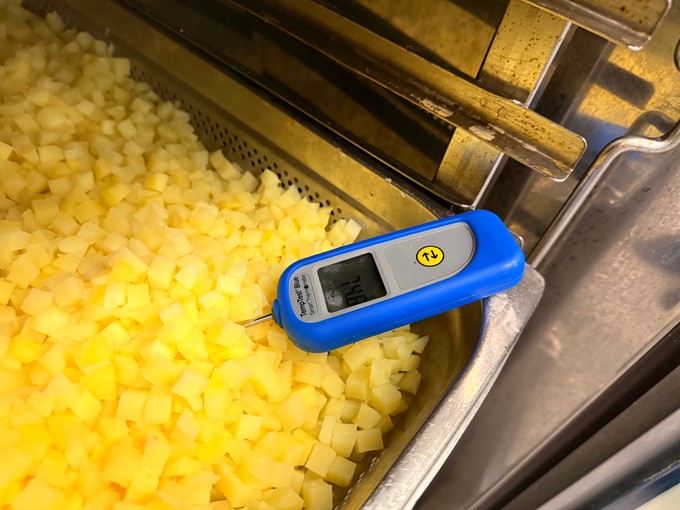 Die Temperatur der Speisen wird laufend gemessen - und elektronisch erfasst.