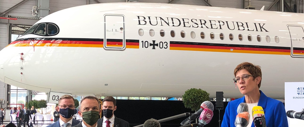 Die deutsche Verteidigungsministerin Annegret Kramp-Karrenbauer vor dem ersten Airbus A350 der Flugbereitschaft