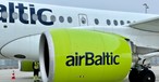 Airbus A220 von Air Baltic: Die hohen Kerosinpreise machen der Airline Sorgen.