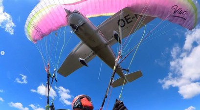 Der Moment vor dem Absturz: Die Cessna kollidiert mit dem Gleitschirm.