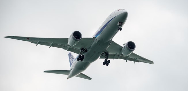 Boeing 787-8 Dreamliner von ANA im Anflug auf den Singapore Changi Airport.