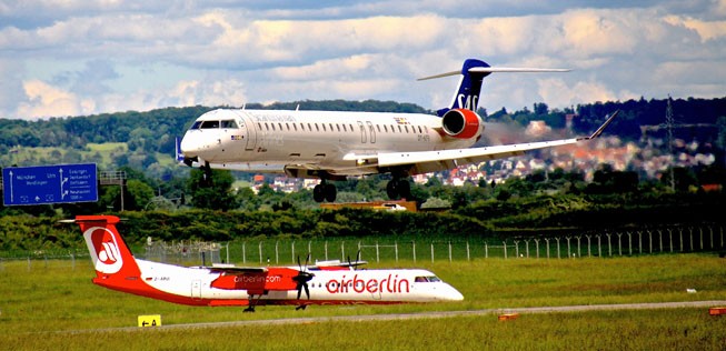 SAS Bombardier CRJ900 und Air Berlin DHC-8 in Stuttgart.