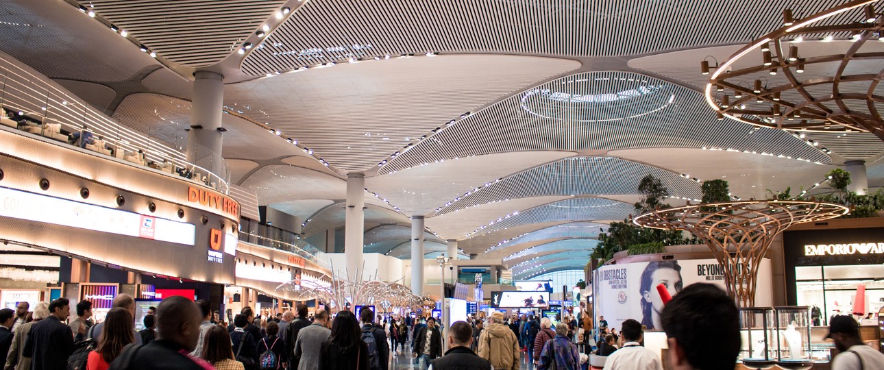 Die große Duty-Free-Zone im Hauptterminal des Istanbul Airport.