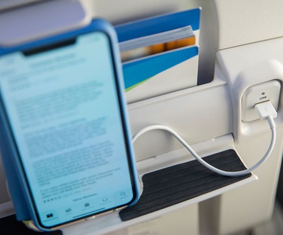 Smartphone im Flugzeug: Immer mehr Passagiere wollen im Flugzeug im Internet surfen.