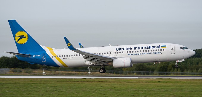 Boeing 737 von Ukraine International: Die Airline ist gezwungen, einige Jets dieses Typs in Spanien abzustellen.