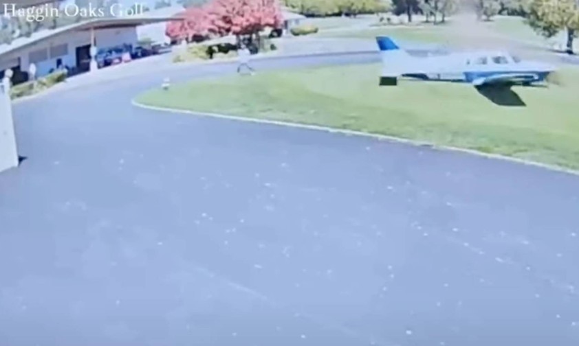 Kleinflugzeug verfehlt Golfer nur knapp