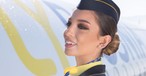 Flugbegleiterin von Flybosnia: Die Fluggesellschaft reduziert ihr Angebot.