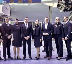 Vor der Super Constellation: Lufthansa-Angestellte mit der neuen Uniform, dazu Lufthansa-Chef Jens Ritter (4. v. l.) und Kommerzchef Heiko Reitz (6. v. l.).