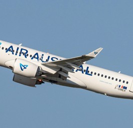 Einer der drei Airbus A220-300 von Air Austral: Er trägt das Kennzeichen F-OMER.