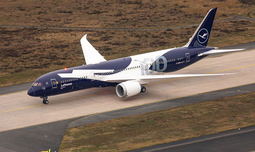 Boeing 787 von Lufthansa im Jubiläumsdesign: Bald sind fast alle Sitze buchbar.
