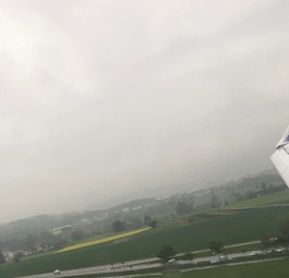 Flugbegleiterin singt für ihre Passagiere