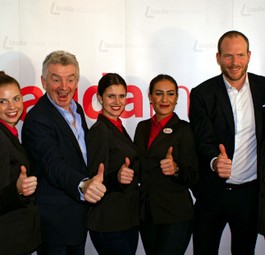 Michael O'Leary und Andreas Gruber mit Flugbegleiterinnen.