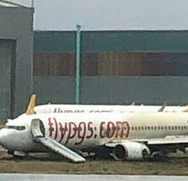 Boeing 737 rutscht in Istanbul von der Landebahn