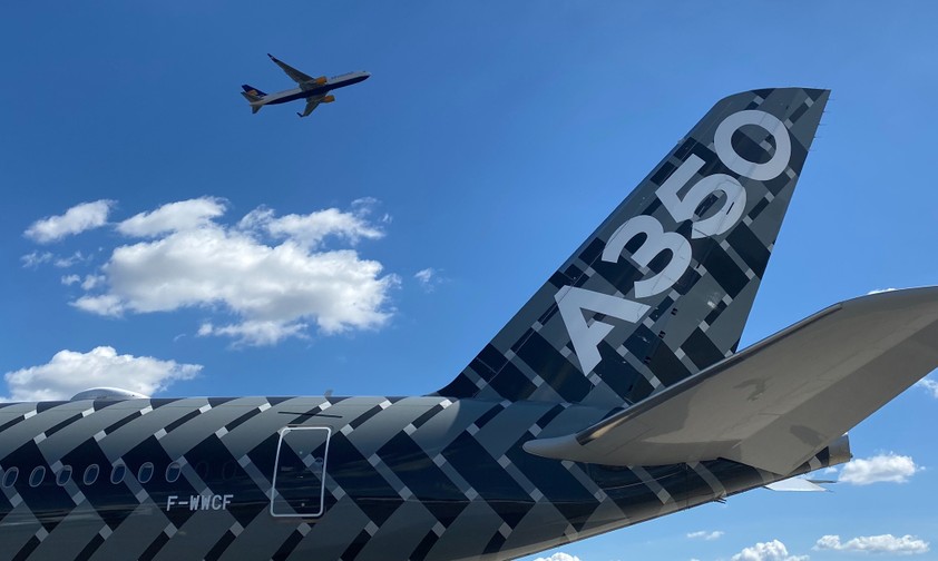 Zu sehen auf der ILA Berlin 2022: Airbus' A350-900-Testflieger mit dem Kennzeichen F-WWCF, darüber ein Jet von Icelandair, der am BER gestartet ist.