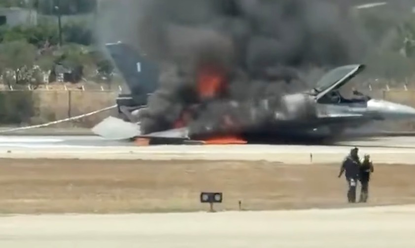 Die brennende General Dynamics F-16 in Zakynthos: Der Pilot blieb unverletzt.