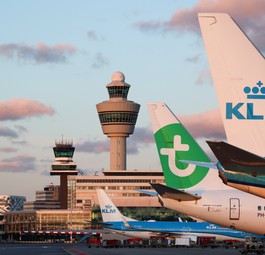 Flugzeuge von KLM und Transavia in Shciphol: Es wird deutlich teurer.