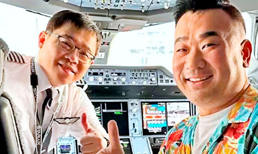 Chang Kuo-wei (links) nach der Landung in Los Angeles mit Influencer Sam Chui: Er muss wohl eine Strafe zahlen.