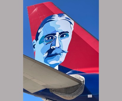 Mihajlo Idvorski Pupin ist prominent auf dem Leitwerk des zweiten Airbus A330 zu sehen.