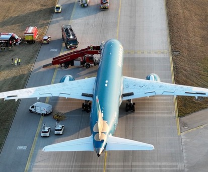 Die Boeing 787 von Vietnam Airlines nach der Landung in München: Die Blackbox wird ausgewertet.
