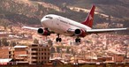 Peruvian Airlines stellte im Oktober den Betrieb ein. Aufgrund von Unstimmigkeiten rund um die Einfuhr von zwei Flugzeugen hätten die Finanz- und Zollbehörden die Konten blockieren lassen, <a href="https://www.aerotelegraph.com/peruvian-airlines-am-boden" target="_blank" rel="noopener">so die Airline</a>. Ohne Liquidität habe man den Betrieb zuerst einen halben Tag einstellen müssen, und in der Folge das Vertrauen der Reiseagenturen verloren, so dass die Buchungen eingebrochen seien.