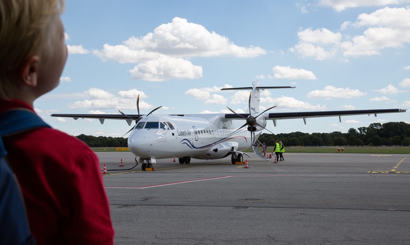 ATR 72 von Lübeck Air: Muss in Sonderburg ein paar Minuten untätig am Boden stehen.
