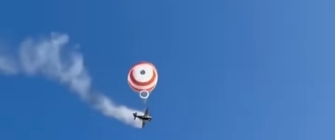 Cirrus SR22 fängt im Flug Feuer: Der Pilot wurde durch den integrierten Fallschirm gerettet.